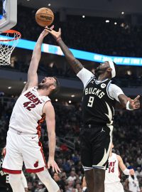 Basketbalisté Milwaukee i bez zraněného Janise Adetokunba přehráli doma Miami 138:122 a srovnali sérii osmifinále play off NBA na 1:1