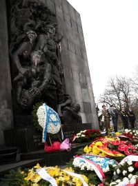 Lidé si ve Varšavě připomněli 80. výročí začátku největšího židovského ozbrojeného povstání za druhé světové války