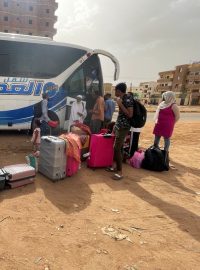 Lidé odcházejí ze Súdánu