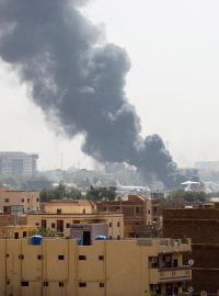 Z hořících letadel na letišti v Chartúmu stoupá kouř během střetů mezi súdánskými polovojenskými silami rychlé podpory a armádou v Chartúmu