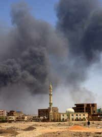 Kouř nad budovami po leteckém bombardování během střetů v súdánské metropoli Chartúmu