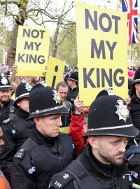 Policisté v okolí hlavní třídy The Mall odvádějí protestující proti monarchii, kteří nesou transparenty s nápisem: „Není můj král“