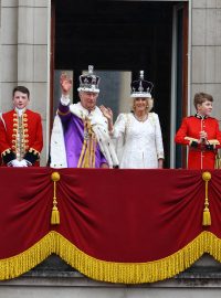Dav, který se sešel před Buckinghamským palácem, přišel z balkonu paláce pozdravit královský pár