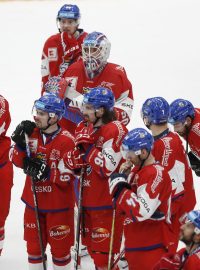 Zklamaní čeští hokejisté po prohře proti Švýcarsku