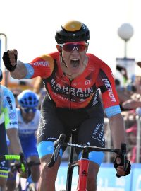 Cyklista Jonathan Milan se raduje z vítězství ve druhé etapě Gira