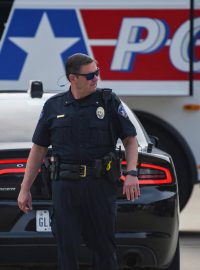 Americká policie vyšetřuje motivaci střelce z Dallasu