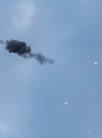 Výbuch na obloze nad městem během ruského raketového útoku na Ukrajinu v Kyjevě