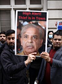 Proti zatčení bývalého pákistánského premiéra Imrana Chána protestovali jeho příznivci i v Londýně-
