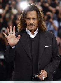 Johnny Depp si zahrál francouzského krále Ludvíka XV. v zahajovacím snímku festivalu