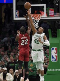 Centr Bostonu Celtics Al Horford brání střelu útočníka Miami Heat Jimmyho Butlera během druhého poločasu prvního zápasu finále Východní konference play-off NBA 2023 v TD Garden.