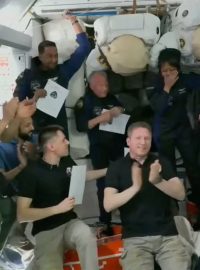 Specialistka mise Rajána Barnávíová získala špendlík pro šestistého astronaouta od mise Axiom 2