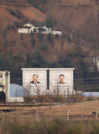 Budovy v KLDR se severokorejskými vůdci Kim Ir-senem a Kim Čong-unem (archivní foto)