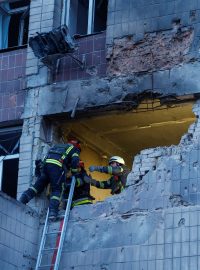 Záchranáři pracují ve zničené budově v Kyjevě