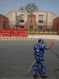 Policisté stojí na stráži před novou budovou indického parlamentu