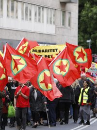 Demonstrace ve Stockholmu proti vstupu do NATO a na podporu tureckých demokratických sil