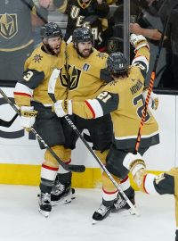 Hokejisté Vegas Golden Knights slaví vstřelenou branku