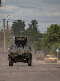 Obrněné vozidlo poblíž ukrajinsko-ruské hranice ve městě Vovčansk v Charkovské oblasti