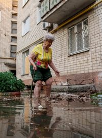 Obyvatelka Chersonu obchází svůj dům zatopenou ulicí