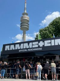 Lidé čekají frontu na produkty kapely Rammstein na prvním koncertu jejich turné v Mnichově