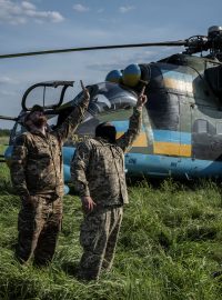 Ukrajinští piloti s helikoptérou Mi-24
