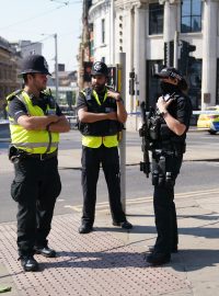 Britská policie v Nottinghamu zadržela muže poté, co byla v ulicích města nalezena těla tří zabitých lidí