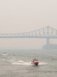 Kouř z lesních požárů zahalil kanadský Montréal
