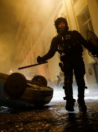 Policie kvůli dalším očekávaným nepokojům v zemi znovu nasadila 45 000 policistů a četníků