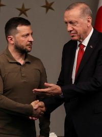 Ukrajinský prezident Volodymyr Zelenskyj a jeho turecký protějšek Recep Tayyip Erdogan