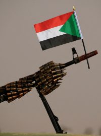 Súdánská vlajka na kulometu příslušníka Jednotky rychlé podpory
