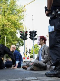 Aktivisté ze skupiny Poslední generace (Letzte Generation) blokují dopravu v Berlíně