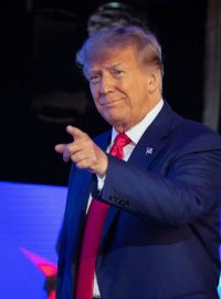 Bývalý americký prezident a republikánský kandidát na prezidenta Donald Trump gestikuluje na pódiu během konference Turning Point Action Conference ve West Palm Beach na Floridě