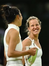 Barbora Strýcová má důvod k radosti, protože na Wimbledonu dokázala po mateřské pauze znovu ovládnout čtyřhru