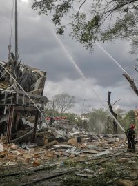 Hasiči hasí budovy těžce poškozené při ruském raketovém útoku v centru ukrajinské Oděsy