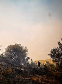 Kvůli rozsáhlému požáru na řeckém ostrově Rhodos probíhá evakuace tisíců lidí