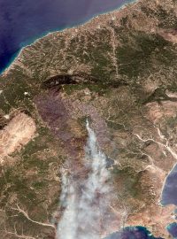 Satelitní snímek, který ukazuje požáry na Rhodosu
