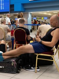 Evakuovaní turisté čekající na letišti na Rhodosu na odlet