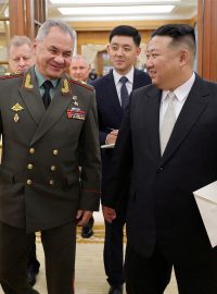 Severokorejský vůdce Kim Čong-un se ve středu setkal s ruským ministrem obrany Sergejem Šojguem, který je na návštěvě KLDR