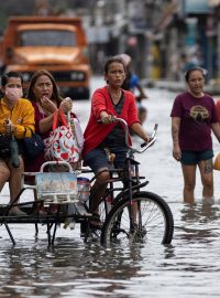 Záplavy po tajfunu Doksuri v Manile na Filipínách.