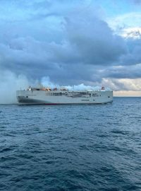 U Nizozemska hoří nákladní loď s téměř pěti stovkami elektromobilů na palubě