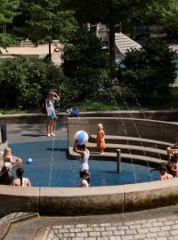 Děti si hrají pod vodní fontánou v manhattanském Central Parku (ilustrační foto)