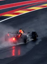 Max Verstappen během zaváděcího kola sprintu ve Spa