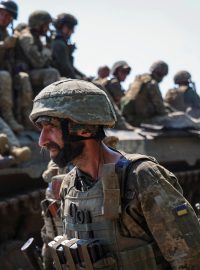 Osvobozování ukrajinského území, které zabrali Rusové znesnadňují nástrahy, kteří za sebou vojáci nechávají