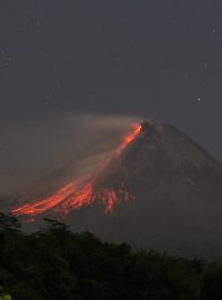 Sopka Merapi chrlí žhavou lávu a kouř