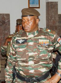 Generál Abdourahmane Tiani, který byl vůdci státního převratu prohlášen za novou hlavu státu Niger, se setkal s ministry v Niamey