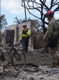 Členové národní gardy pomáhají s hledání v troskách po požáru na Havaji