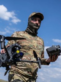 Ukrajinští vojáci se v Záporožské oblasti účastní výcviku v používání dronů