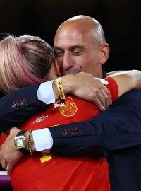 Předseda španělské fotbalové federace Luis Rubiales líbáním hráček při slavnostním ceremoniálu po finále mistrovství světa pobouřil širší veřejnost
