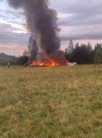Pohled na hořící trosky letadla po nehodě