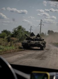 Ukrajinští vojáci s tankem u vesnice Robotyne v Záporožské oblasti