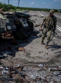 ukrajinský voják zničený ukrajinský tank robotyne